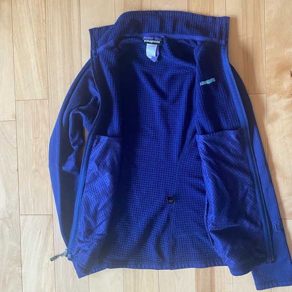 Patagonia R1 - Picture 2 of 4